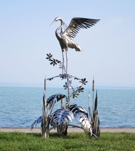Casa Padrino Luxus Edelstahl Garten Skulptur Reiher auf Ast Silber 103 x 108 x H. 218 cm - Handgefertigte Garten Deko Figur - Luxus Garten Dekoration