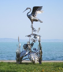 Casa Padrino luxury stainless steel garden sculpture heron on branch silver 103 x 108 x H. 218 cm - Handmade garden decoration figure - Luxury garden decoration