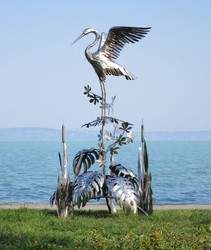 Casa Padrino luxury stainless steel garden sculpture heron on branch silver 103 x 108 x H. 218 cm - Handmade garden decoration figure - Luxury garden decoration