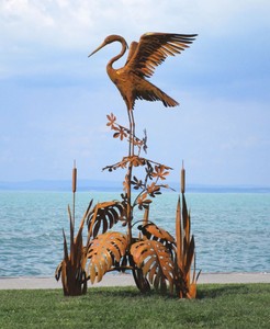 Casa Padrino Luxus Stahl Garten Skulptur Reiher auf Ast Rostfarben 103 x 108 x H. 218 cm - Handgefertigte Garten Deko Figur - Luxus Garten Dekoration