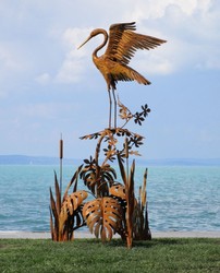 Casa Padrino escultura de jardín de lujo de acero garza en rama oxido 103 x 108 x A. 218 cm - Figura de decoración de jardín hecha a mano - Decoración de jardín de lujo
