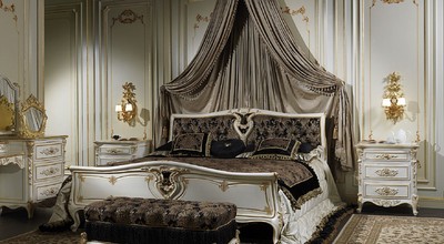 Casa Padrino Luxus Barock Schlafzimmer Set Weiß / Gold - 1 Schminkkommode & 1 Spiegel & 1 Sessel - Prunkvolle Schlafzimmer Möbel - Hotel Möbel - Schloss Möbel - Luxus Qualität - Made in Italy