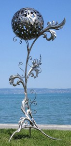 Casa Padrino scultura da giardino barocco in acciaio inossidabile colonna con sfera argento 85 x 82 x A. 200 cm - Decorazione da giardino resistente alle intemperie fatta a mano