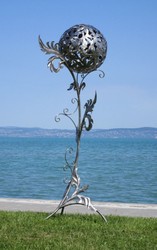 Casa Padrino escultura de jardín barroco de acero inoxidable columna con bola plata 85 x 82 x A. 200 cm - Decoración de jardín hecha a mano resistente a la intemperie