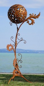 Casa Padrino scultura da giardino barocco in acciaio colonna con sfera ruggine 85 x 82 x A. 200 cm - Decorazione da giardino resistente alle intemperie fatta a mano