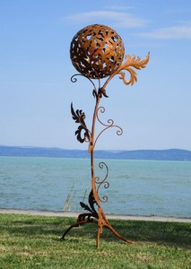 Casa Padrino Barock Stahl Garten Skulptur Säule mit Kugel Rostfarben 85 x 82 x H. 200 cm - Handgefertigte Wetterbeständige Garten Dekoration