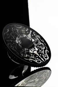 Casa Padrino Luxus Kuchenteller Schwarz / Silber Ø 32 x H. 12 cm - Handgefertigte und handgravierte Glas Kuchenplatte - Hotel & Restaurant Accessoires - Luxus Qualität