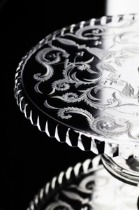 Casa Padrino Luxus Kuchenteller Silber Ø 32 x H. 12 cm - Handgefertigte und handgravierte Glas Kuchenplatte - Hotel & Restaurant Accessoires - Luxus Qualität