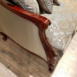 Barock Wohnzimmer Sofa mit Muster Silber Beige Dunkelbraun Baroque Living Room Sofa with Pattern Silver Beige Dark Brown