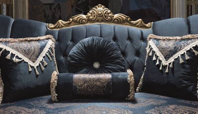 Casa Padrino Luxus Barock Sofa Blau / Gold 220 x 90 x H. 110 cm - Prunkvolles Wohnzimmer Sofa mit Glitzersteinen und dekorativen Kissen