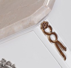 Casa Padrino comodino barocco di lusso bianco / crema / oro antico / argento - Comodino fatto a mano in legno massello con piano in marmo - Mobili camera da letto barocco