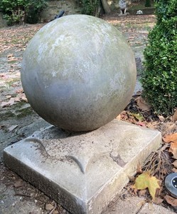 Casa Padrino palla di cannone su supporto grigio antico - versione pesante - decorazione da giardino
