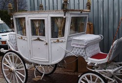 Casa Padrino baroque horse drawn carriage white / red / gold - Magnificent wedding carriage - Handmade carriage in baroque style - Noble & Magnificent