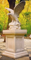Casa Padrino sculpture aigle décoration de jardin avec piédestal baroque blanc 110 x 70 x H. 233 cm - Figurine de décoration de jardin - Accessoires Décoration Jardin et Terrasse