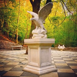 Casa Padrino sculpture aigle décoration de jardin avec piédestal baroque blanc 110 x 70 x H. 233 cm - Figurine de décoration de jardin - Accessoires Décoration Jardin et Terrasse