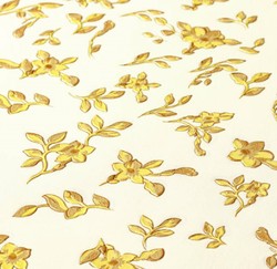 Versace papier peint design fleurs baroques 935855 beige / marron / jaune - Papier peint satin avec motif élégant - Haute Qualité Versace papier peint design fleurs baroques 935855 beige / marron / jaune - Papier peint satin avec motif élégant - Haute Qualité