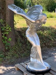 Casa Padrino sculpture de luxe en bronze Spirit of Ecstasy femme aux ailes argent / noir 117 x 122 x H. 168 cm - Énorme figure en bronze avec socle en marbre - Accessoires de décoration de luxe