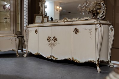 Casa Padrino Luxus Barock Möbel Set Cremefarben / Weiß / Gold - 1 Barock Sideboard mit 4 Türen und Schublade & 1 Barock Wandspiegel - Barock Möbel