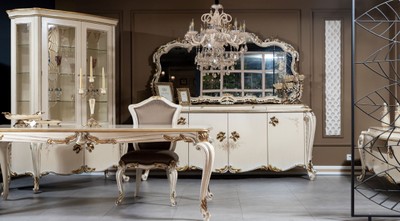 Casa Padrino Luxus Barock Möbel Set Cremefarben / Weiß / Gold - 1 Barock Sideboard mit 4 Türen und Schublade & 1 Barock Wandspiegel - Barock Möbel