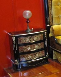 Casa Padrino Luxury Baroque Boulle Bedside Table Black / Red / Gold - Handmade Baroque Style Bedside Table - Baroque Bedroom Furniture - First Class Luxury Quality - Made in Italy