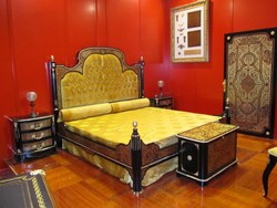 Casa Padrino Luxury Baroque Boulle Bedside Table Black / Red / Gold - Handmade Baroque Style Bedside Table - Baroque Bedroom Furniture - First Class Luxury Quality - Made in Italy