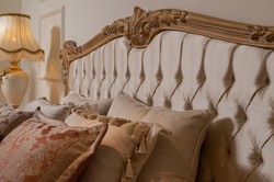 Casa Padrino lit double baroque de luxe crème / or - Lit en bois massif noble avec tête de lit - Magnifique mobilier de chambre de style baroque