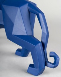 Casa Padrino scultura di pantera in porcellana di lusso blu opaco 50 x 12 x A. 19 cm - Figura decorativa realizzato a mano finissima porcellana spagnola - Accessori decorativi di lusso