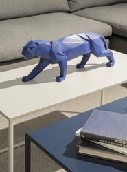 Casa Padrino scultura di pantera in porcellana di lusso blu opaco 50 x 12 x A. 19 cm - Figura decorativa realizzato a mano finissima porcellana spagnola - Accessori decorativi di lusso
