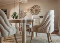Casa Padrino set da sala da pranzo di lusso crema / taupe / grigio / oro - 1 Tavolo da Pranzo in Marmo e 4 Sedie da Pranzo con Tessuto Velluto - Mobili da sala da pranzo di lusso - Fatto in Italia