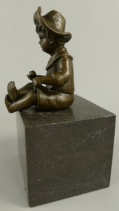 Casa Padrino Jugendstil Bronze Skulptur Junge mit Hut Bronzefarben / Schwarz 9 x H. 16 cm - Bronzefigur - Dekofigur - Deko Accessoires