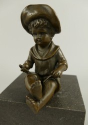 Casa Padrino Art Nouveau bronze sculpture boy with hat bronze / black 9 x H. 16 cm - Bronze Figure - Decorative Figure - Decorative Accessories