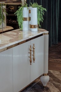Casa Padrino Luxus Art Deco Sideboard Grau / Weiß / Gold 235 x 54 x H. 90 cm - Edler Massivholz Schrank mit 4 Türen und Kunstmarmor Platte - Art Deco Möbel - Luxus Qualität