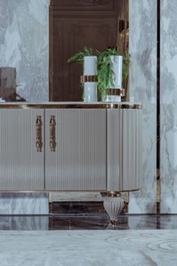 Casa Padrino Luxus Art Deco Sideboard Grau / Weiß / Gold 235 x 54 x H. 90 cm - Edler Massivholz Schrank mit 4 Türen und Kunstmarmor Platte - Art Deco Möbel - Luxus Qualität