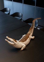 Luxus Deko Porzellan Skultur Figur Krokodil Weiß Kupfer Luxury Deco Porcelain Sculpture Figure Crocodile White Copper