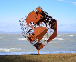 Casa Padrino sculpture de jardin de luxe en acier cube de terre rouille 152 x 130 x H. 170 cm - Décoration de jardin à la main résistant aux intempéries - Collection de Luxe