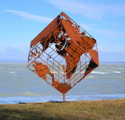 Casa Padrino sculpture de jardin de luxe en acier cube de terre rouille 152 x 130 x H. 170 cm - Décoration de jardin à la main résistant aux intempéries - Collection de Luxe
