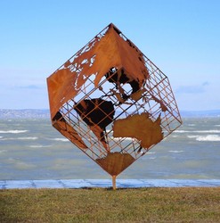 Casa Padrino sculpture de jardin de luxe en acier cube de terre rouille 152 x 130 x H. 170 cm - Décoration de jardin à la main résistant aux intempéries - Collection de Luxe