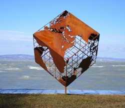 Casa Padrino sculpture de jardin de luxe en acier cube de terre rouille 152 x 130 x H. 170 cm - Décoration de jardin à la main résistant aux intempéries - Collection de Luxe