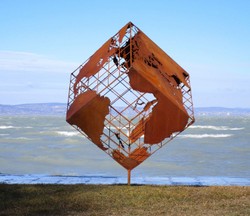 Casa Padrino sculpture de jardin de luxe en acier cube de terre rouille 152 x 130 x H. 170 cm - Décoration de jardin à la main résistant aux intempéries - Collection de Luxe