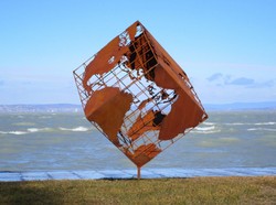 Casa Padrino sculpture de jardin de luxe en acier cube de terre rouille 152 x 130 x H. 170 cm - Décoration de jardin à la main résistant aux intempéries - Collection de Luxe