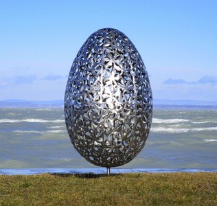 Casa Padrino Luxus Edelstahl Garten Skulptur Ei Silber Ø 75 x H. 130 cm - Handgefertigte Wetterbeständige Garten Dekoration - Luxus Kollektion