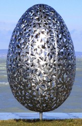 Casa Padrino escultura de jardín de acero inoxidable de lujo huevo plata Ø 75 x A. 130 cm - Decoración de jardín hecha a mano resistente a la intemperie - Colección de Lujo