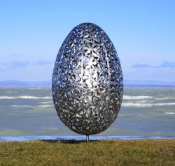 Casa Padrino escultura de jardín de acero inoxidable de lujo huevo plata Ø 75 x A. 130 cm - Decoración de jardín hecha a mano resistente a la intemperie - Colección de Lujo