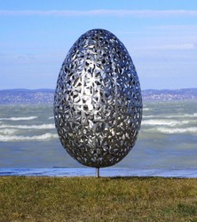 Casa Padrino escultura de jardín de acero inoxidable de lujo huevo plata Ø 75 x A. 130 cm - Decoración de jardín hecha a mano resistente a la intemperie - Colección de Lujo