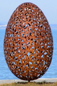 Casa Padrino scultura da giardino di lusso in acciaio uovo ruggine Ø 75 x A. 130 cm - Decorazione da giardino resistente alle intemperie fatta a mano - Collezione di Lusso