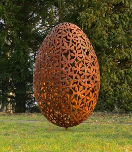 Casa Padrino Luxus Stahl Garten Skulptur Ei Rostfarben Ø 75 x H. 130 cm - Handgefertigte Wetterbeständige Garten Dekoration - Luxus Kollektion