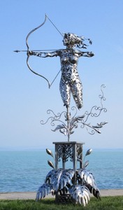 Casa Padrino scultura da giardino di lusso in acciaio inossidabile donna con arco argento 160 x 100 x A. 328 cm - Decorazione da giardino resistente alle intemperie - Collezione di Lusso