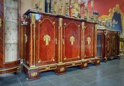 Casa Padrino buffet baroque marron / or / crème - Armoire fait main en bois massif avec 3 portes et dessus en marbre - Meuble de salon baroque