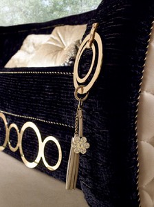 Casa Padrino Luxus Sofa mit Metall Ornamenten Schwarz / Beige / Gold 192 x 103 x H. 80 cm - Luxus Wohnzimmer & Hotel Möbel - Erstklassische Qualität - Made in Italy