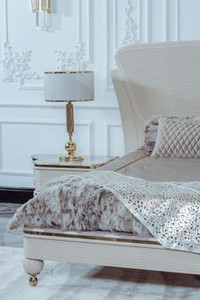 Casa Padrino Luxus Art Deco Schlafzimmer Set Beige / Grau / Gold - 1 Doppelbett mit Kopfteil & 2 Nachttische - Art Deco Schlafzimmer & Hotel Möbel - Luxus Kollektion